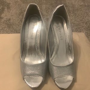 Silver heel 8.5M slightly worn great for a party, dinner or church!